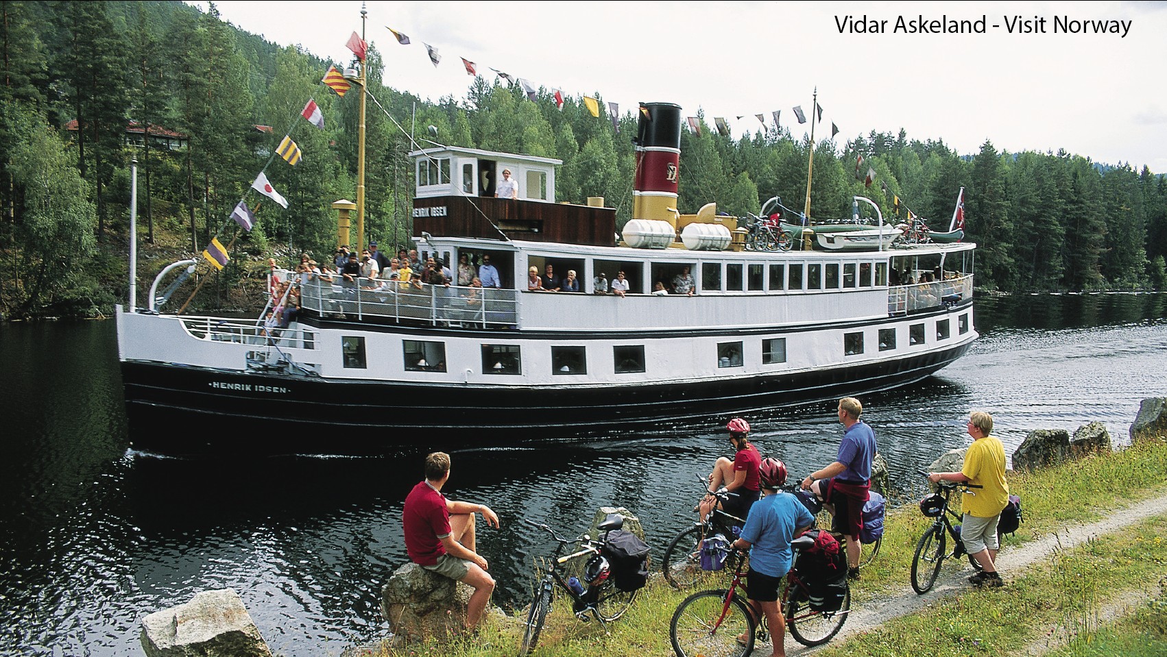 Narbild pa bat med manniskor som observerar